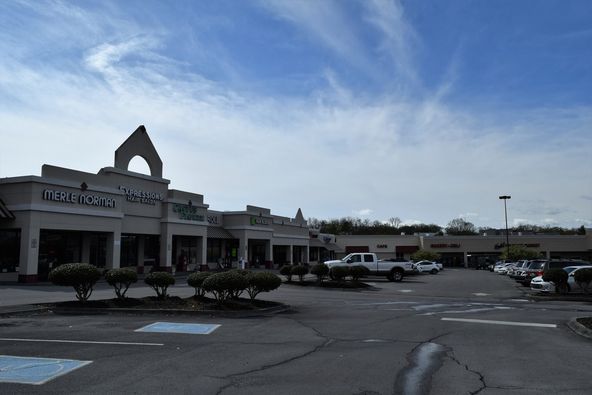 Manhattan Place Shopping Center: 1175 Oak Ridge Turnpike, Oak Ridge, TN 37830